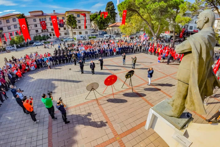 ÜNYE’DE YER GÖK BAYRAKLARLA DONATILDI