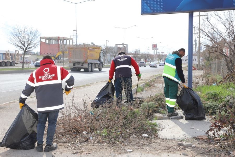 Depremin yaralarını sarmak için seferber olan Ordu Büyükşehir Belediyesi, bölgedeki temizlik çalışmalarına ara vermeden devam ediyor.