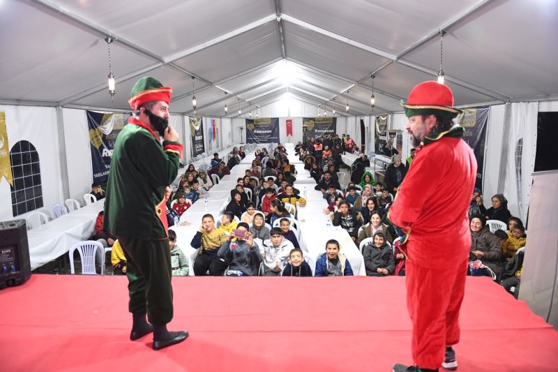 ALTINORDU BELEDİYESİ DEPREM BÖLGESİNDE ÇOCUKLARIN YÜZÜNÜ GÜLDÜRDÜ